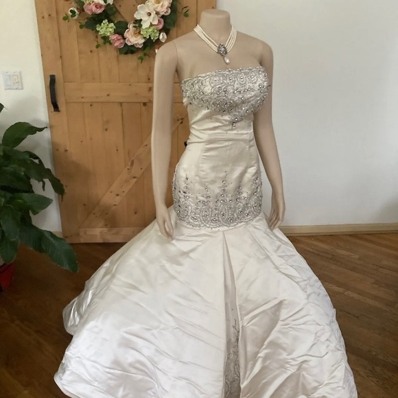 Mermaid sleeveless Silk wedding Dress with Swarovski Crystals BEAUTIFUL!! - Picture 9 of 12